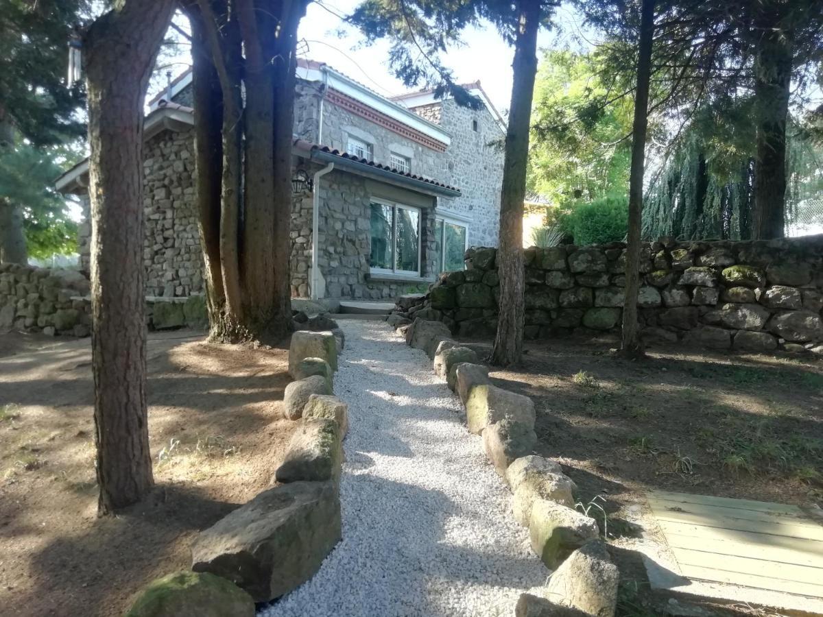 Chez Sophie Et Gilles Panzió Monistrol-sur-Loire Kültér fotó